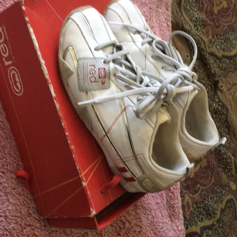 Tennis shoes